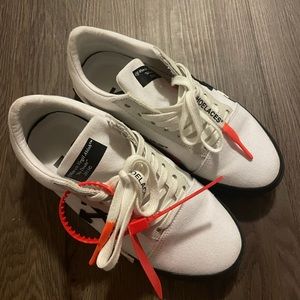 Off white 2018 sneaker with logo side